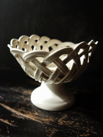西洋骨董屋 フランスアンティーク亭ベルエポック 白い陶器の編み籠