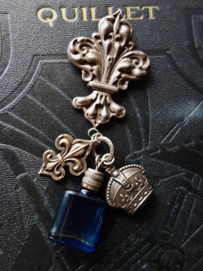 西洋骨董屋ベルエポック フランスアンティーク ユリの紋章・王冠・香水