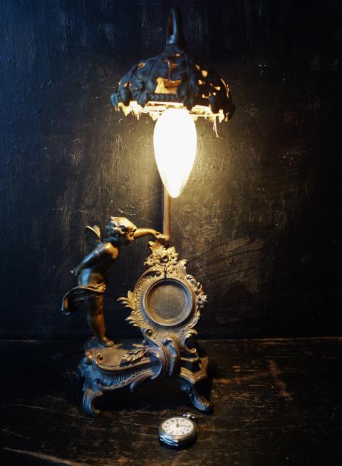 西洋骨董屋 フランスアンティーク エンジェル卓上ランプ 懐中時計スタンド