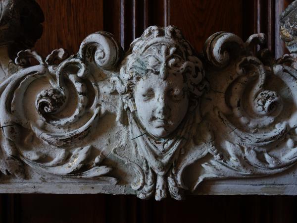 西洋アンティーク・フランス・古い女神のレリーフ装飾・家具・シャトー