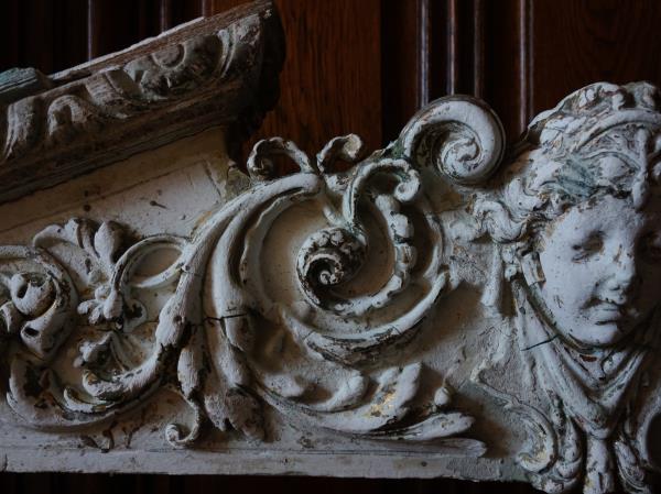 西洋アンティーク・フランス・古い女神のレリーフ装飾・家具・シャトー 