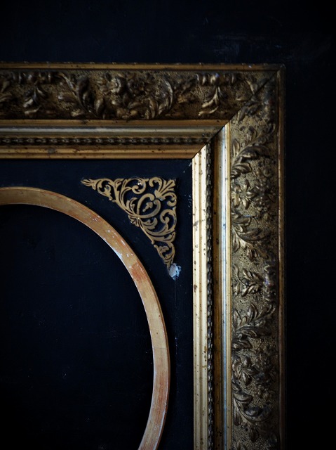 西洋アンティーク　フランス　19世紀　漆喰レリーフ金彩のオーバル額・ピクチャーフレーム／アート＆オブジェ額と鏡