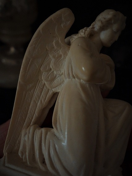 西洋アンティーク フランス 祈りの天使 装飾漆喰像 エンジェル宗教オブジェ アート オブジェ立体