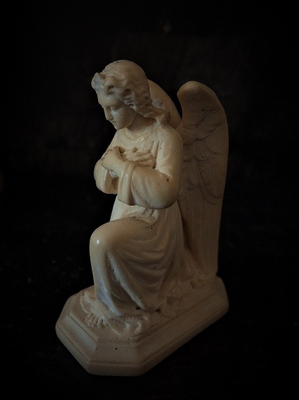 西洋アンティーク フランス 祈りの天使 装飾漆喰像 エンジェル宗教