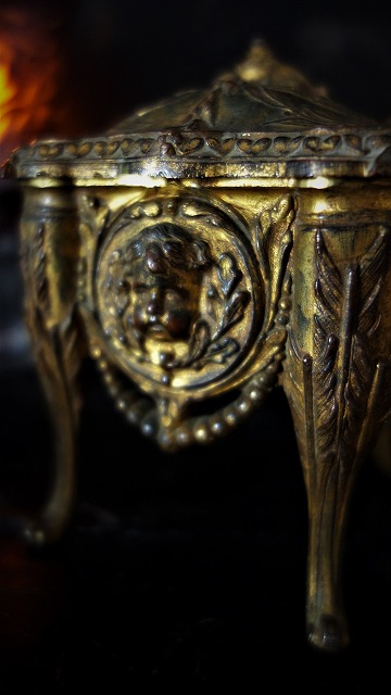 西洋アンティーク フランス 19世紀 脚付きの宝石箱 天使のオルモル