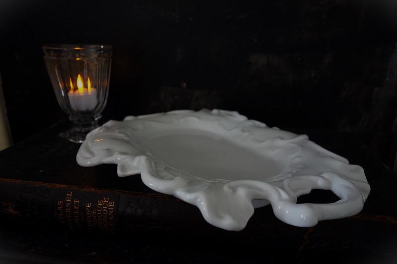 西洋アンティーク　無名磁器　白い皿　オーバルレリーフ　／テーブルウエアー　皿