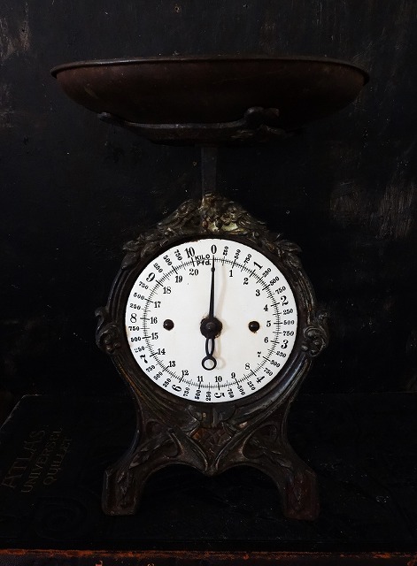 西洋アンティーク　19世紀　　鋳物レリーフ　古いキッチンスケール　秤　／機械道具類